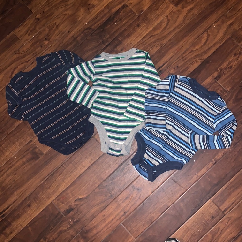 Oshkosh & old navy (2) onesie bundle ⭐️